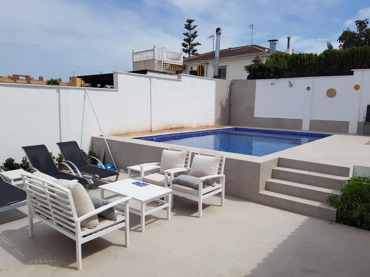 Lovely Bungalow For Four Close To Beach And City In تورّيفيِخا المظهر الخارجي الصورة